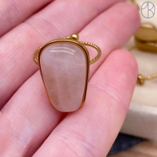 Кольцо сталь №129 розовый кварц цвет золото 