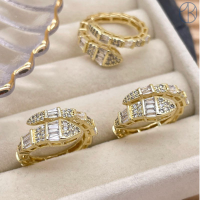 Кольцо змея цирконы цвет золото 