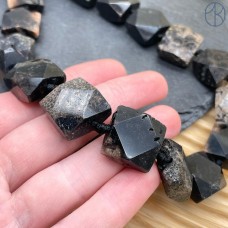 Коралл черный окаменелый квадрат огранка №1 18 мм
