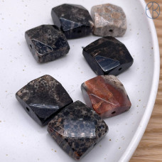 Коралл черный окаменелый квадрат огранка 18 мм