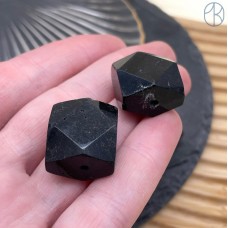 Коралл черный окаменелый квадрат огранка 18 мм