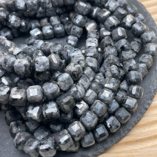Лабрадорит черный куб огранка (Ларвикит) 9 мм