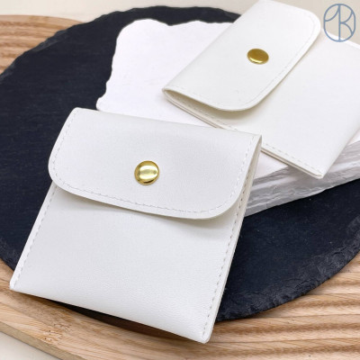 Мешочки с кнопкой экокожа белые 8х8см уп. 2шт