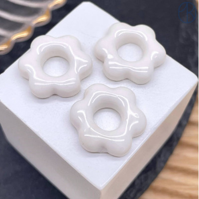 Подвеска-бублик цветок белый ~ 17 мм