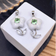 Подвеска цветок белая эмаль, цвет серебро 24 мм