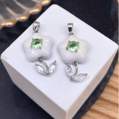 Подвеска цветок белая эмаль, цвет серебро 24 мм