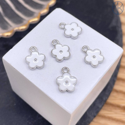 Подвеска цветок белая эмаль, цвет серебро 8 мм