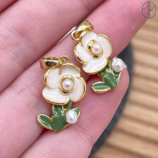 Подвеска цветок белая эмаль, цвет золото 18 мм
