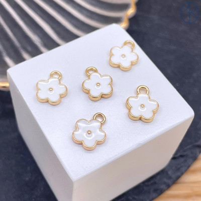 Подвеска цветок белая эмаль, цвет золото 8 мм