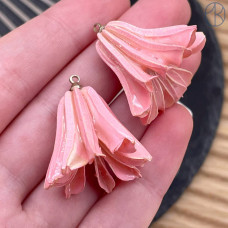 Подвеска цветок в эпоксидной смоле №1, цвет золото ~ 28-35 мм