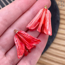 Подвеска цветок в эпоксидной смоле №3, цвет золото ~ 28-35 мм