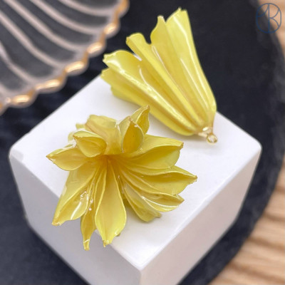 Подвеска цветок в эпоксидной смоле, цвет золото ~ 28-35 мм