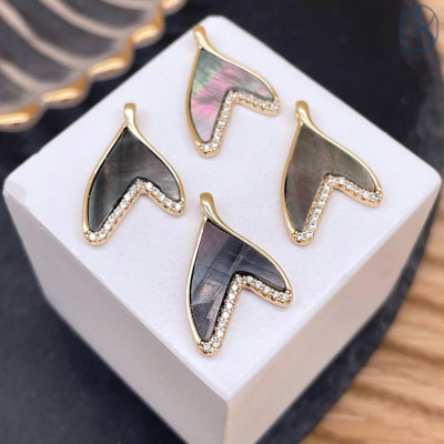 Подвеска хвост кита черный перламутр цирконы, цвет золото 20 мм