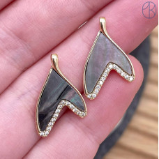 Подвеска хвост кита черный перламутр цирконы, цвет золото 20 мм