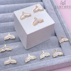 Подвеска хвост кита перламутр и цирконы, цвет золото 10х15 мм 