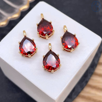 Подвеска капля циркон красный, цвет золото 10 мм