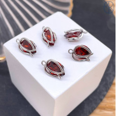 Подвеска капля красный циркон, цвет серебро 10 мм