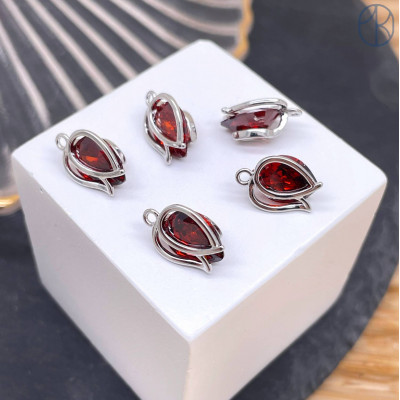 Подвеска капля красный циркон, цвет серебро 10 мм