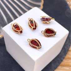 Подвеска капля красный циркон, цвет золото 10 мм