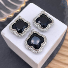 Подвеска клевер огранка цирконы агат черный, цвет серебро 18 мм