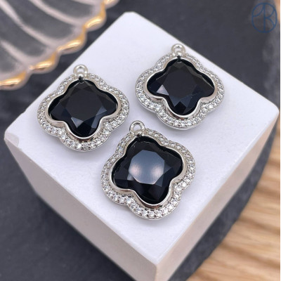 Подвеска клевер огранка цирконы агат черный, цвет серебро 18 мм