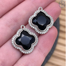 Подвеска клевер огранка цирконы агат черный, цвет серебро 18 мм