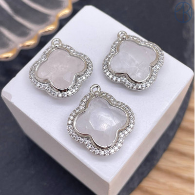 Подвеска клевер огранка цирконы горный хрусталь, цвет серебро 18 мм