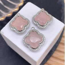 Подвеска клевер огранка цирконы розовый кварц, цвет серебро 18 мм