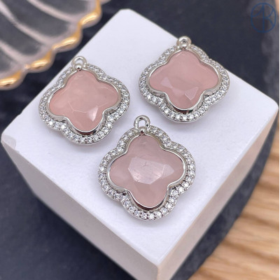 Подвеска клевер огранка цирконы розовый кварц, цвет серебро 18 мм