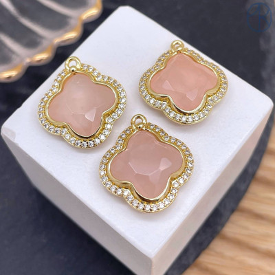 Подвеска клевер огранка цирконы розовый кварц, цвет золото 18 мм