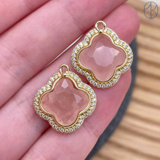 Подвеска клевер огранка цирконы розовый кварц, цвет золото 18 мм