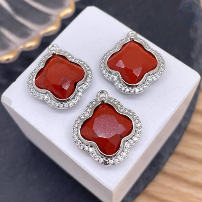 Подвеска клевер огранка цирконы яшма красная, цвет серебро 18 мм