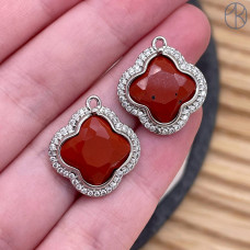 Подвеска клевер огранка цирконы яшма красная, цвет серебро 18 мм
