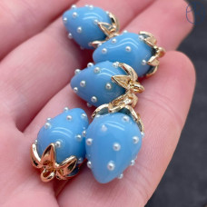 Подвеска клубника голубая, цвет золото 17х12 мм