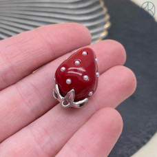 Подвеска клубника красная, цвет серебро 25х16 мм Подвеска клубника красная, цвет серебро 25х16 мм