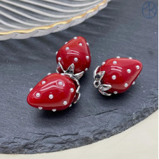 Подвеска клубника красная, цвет серебро 25х16 мм Подвеска клубника красная, цвет серебро 25х16 мм