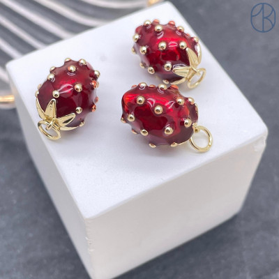 Подвеска клубника красная, цвет золото 15 мм