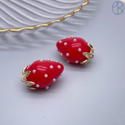 Подвеска клубника красная, цвет золото 25х16 мм 