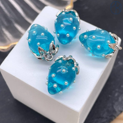 Подвеска клубника прозрачная голубая, цвет серебро 17х12 мм