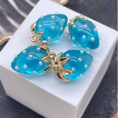 Подвеска клубника прозрачная голубая, цвет золото 17х12 мм