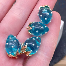 Подвеска клубника прозрачная голубая, цвет золото 17х12 мм