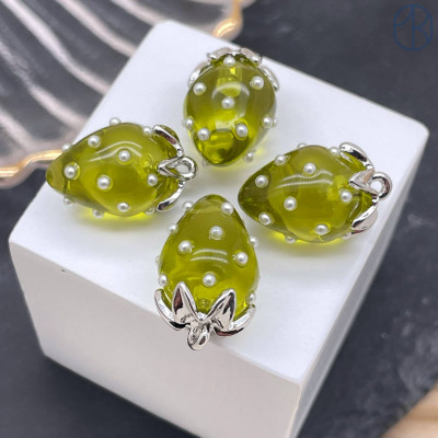 Подвеска клубника прозрачная темно-зеленая, цвет серебро 17х12 мм