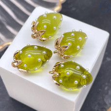Подвеска клубника прозрачная темно-зеленая, цвет золото 17х12 мм