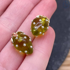 Подвеска клубника прозрачная темно-зеленая, цвет золото 17х12 мм