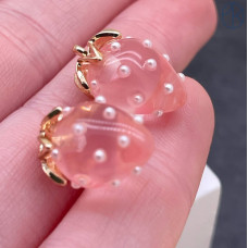 Подвеска клубника розовая прозрачная, цвет золото 17х12 мм