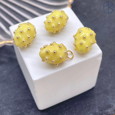 Подвеска клубника желтая, цвет золото 15 мм