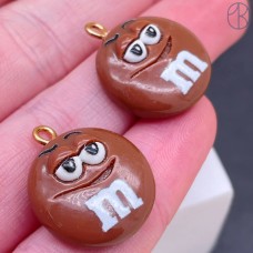 Подвеска конфета коричневая M&M's, цвет золото 19 мм
