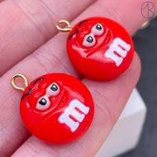 Подвеска конфета красная M&M's, цвет золото 19 мм