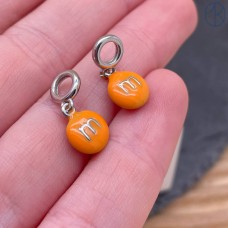 Подвеска конфета оранжевая M&M's, цвет серебро 8 мм