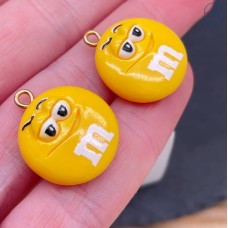 Подвеска конфета желтая M&M's, цвет золото 19 мм